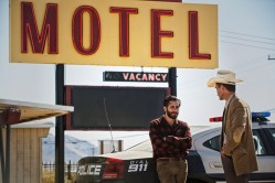 Tony Hastings (Jake Gyllenhaal) sur les traces des meurtriers de sa famille, aidé par le shérif Andes (Michael Shannon) dans Nocturnal Animals de Tom Ford © Focus Features, LLC