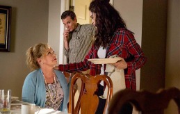 Repas familial avec Janet (J. Smith-Cameron), Amantha (Abigail Spencer) et Ted Jr (Clayne Crawford) © Sundance TV