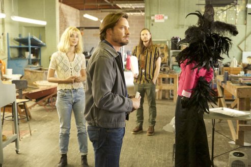 Dans cette saison 4, Daniel Holden (Aden Young) fait la connaissance de Chloé (Caitlin Fitzgerald) dans son atelier © Sundance TV