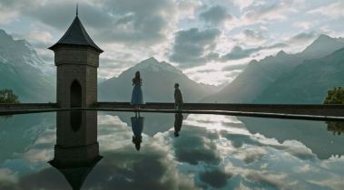 Dans un mystérieux centre de bien-être en Suisse, Lockhart (Dans DeHaan) fait la connaissance de Hannah (Mia Goth) © Twentieth Century Fox France